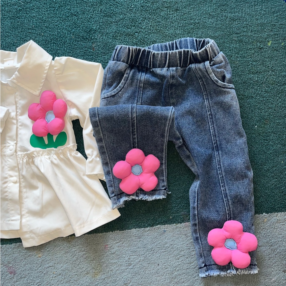 SHEIN White Top and Dark Blue Denim-look Leggings with Pink Flower Appliqués